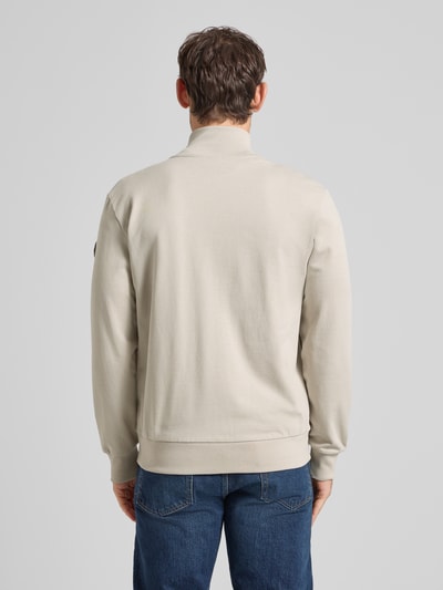 Männermodel trägt Sweatjacke mit Stehkragen und Reißverschluss von Colmar Originals aus Reine Baumwolle, Regular-Fit, Rückenlänge 70 cm, Ärmellänge 65 cm, Ganzkörperansicht Rückansicht.