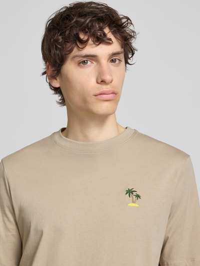 Männermodel trägt Herren T-Shirt mit Stitching Modell 'KAAN' von Blend in Beige, Reine Baumwolle, Rundhalsausschnitt, Regular-Fit, Nahaufnahme Oberkörper.