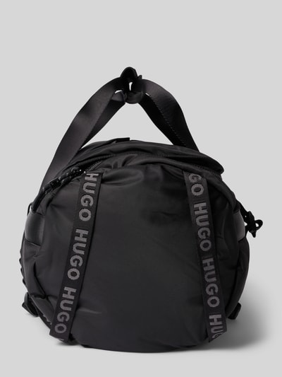 Produktfoto, Tasche aus echtem Leder mit Logo-Detail Modell 'Nuvola' von FURLA in Schwarz, runde Form, glatte Textur, breite verstellbare Schulterriemen, Logo auf den Riemen, Maße: 29x39x16 cm, Reißverschluss-Hauptfach, Schulterriemen 75 cm.