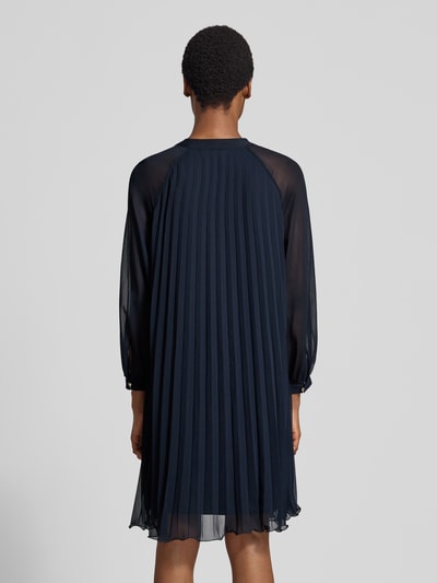 Vrouwenmodel draagt donkerblauw a-lijn businessjurk in plissée-look model 'Daphne' van JOOP!, volledige rugaanzicht.