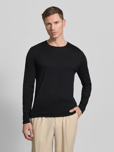 Männermodel trägt Strickpullover mit Rundhalsausschnitt von Christian Berg Men in Schwarz, reine Baumwolle, Regular Fit, Ganzkörperansicht von vorne.