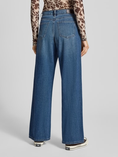 Frauenmodel trägt Wide Leg Jeans aus reiner Baumwolle Modell 'HOPE' von Only, blaue Denim-Struktur, Label-Patch, 5-Pocket-Design, Ganzkörperansicht Rückansicht.