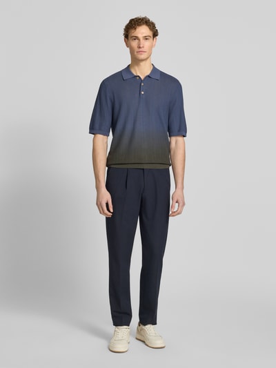 Mannenmodel draagt poloshirt met knoopsluiting model 'Dani' van Wood Wood, puur katoen, regular fit, gebreid shirt, ruglengte maat M 68 cm, volledige voorkantaanzicht.