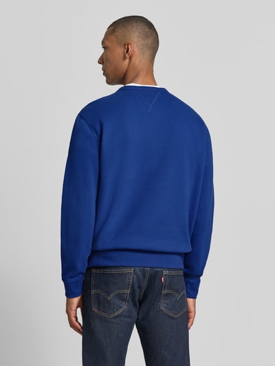 Männermodel trägt regular fit sweatshirt aus katoenmix van Polo Ralph Lauren in felblauw met gladde textuur, Ganzkörperansicht Rückansicht.