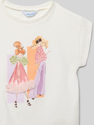 Mädchen trägt T-Shirt mit Motiv-Print von Mayoral, Baumwoll-Elasthan-Mix, Regular Fit, Rundhalsausschnitt, Nahaufnahme Oberkörper.