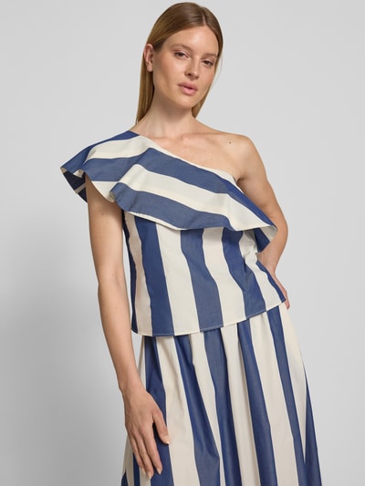 Frauenmodel trägt Blusentop im One-Shoulder-Look von Rich & Royal aus Reine Baumwolle mit blau-weißem Streifenmuster und Volant, Regular-Fit; Rückenlänge bei Größe 36: 34 cm, Nahaufnahme Oberkörper.