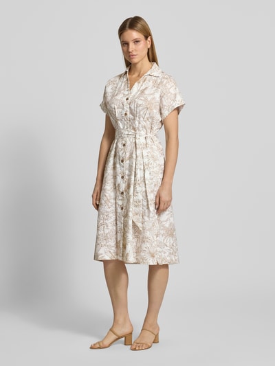 Frauenmodel trägt Hemdblusenkleid aus Leinen-Baumwoll-Mix von WHITE LABEL, Allover-Look, Knopfleiste, Bindegürtel, helle Naturtöne, Struktur mit floralen Formen, gerader Schnitt, Maxikleid, Ganzkörperansicht von vorne.
