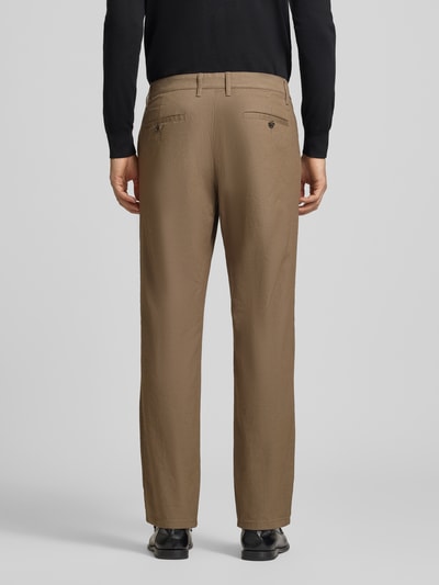 Männermodel trägt Straight Fit Stoffhose aus Baumwoll-Mix von Christian Berg Men in Beige mit Strukturmuster, Ganzkörperansicht Rückansicht.