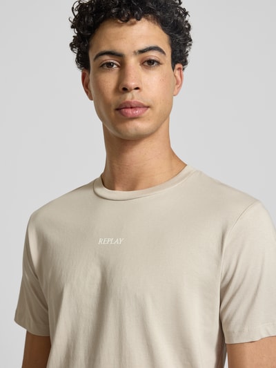 Męski model trägt Regular Fit T-Shirt mit Logo-Print von Replay aus bawełny, okrągły dekolt, długość tyłu 68 cm, kremowy, Nahaufnahme Oberkörper
