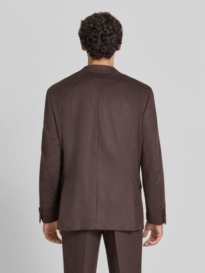 Männermodel trägt Slim Fit 2-Knopf-Sakko mit Pattentaschen von Christian Berg Men in Braun, Material-Mix mit Viskose, Ganzkörperansicht Rückansicht.