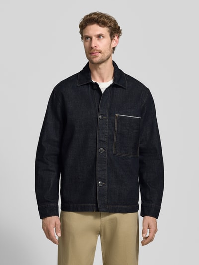 Männermodel trägt Regular Fit Freizeithemd aus reiner Baumwolle Modell 'JOE SELVEDGE' von Selected, dunkles Material, sichtbare Nähte, Herren Freizeithemd, Ganzkörperansicht von vorne.