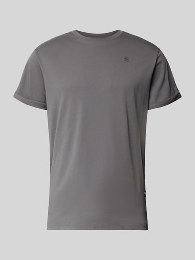 Produktfoto, T-Shirt mit Label-Detail von G-Star, graue Farbe, reine Bio-Baumwolle, gerader Schnitt, Rundhalsausschnitt, fixierte Ärmelumschläge