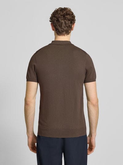 Männermodel trägt Slim Fit Poloshirt mit Knopfleiste von Profuomo, braun, Lyocell-Mix mit Seiden-Anteil, Ganzkörperansicht Rückansicht.