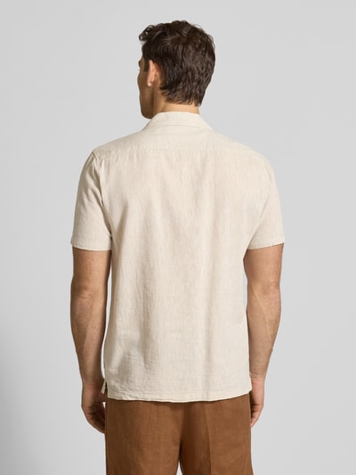 Männermodel trägt Relaxed Fit Freizeithemd aus Leinen-Baumwoll-Mix von Lindbergh in Natur, Struktur, Reverskragen, Knopfleiste, Rückenlänge 76 cm, Schulterbreite 47 cm, Ärmellänge 25 cm, Ganzkörperansicht Rückansicht.