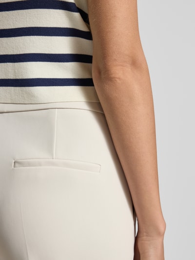 Frauenmodel trägt Stoffhose mit elastischem Bund Modell 'RENEE' von Raffaello Rossi, glattes Material, Detailaufnahme Hüfte, Material-Mix mit Stretch-Anteil, Gesäßtasche sichtbar.