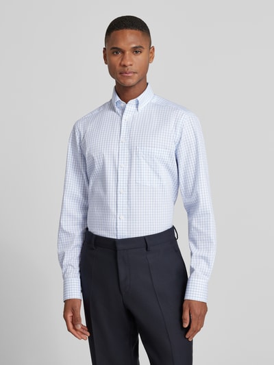 Männermodel trägt Regular Fit Businesshemd mit Button-Down-Kragen von OLYMP, hellblau kariertes Muster, reine Baumwolle, Ganzkörperansicht von vorne.