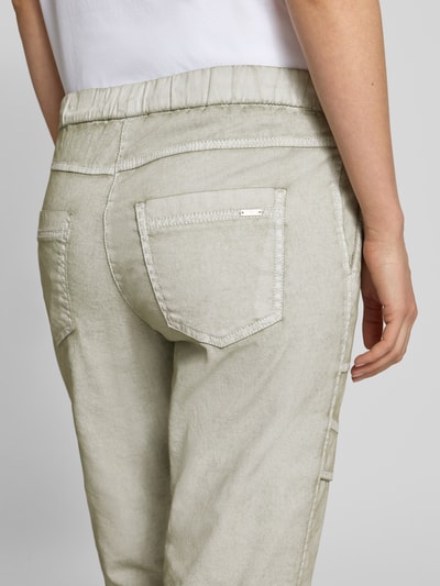 Frauenmodel trägt Cargohose mit Pattentaschen Modell 'SUE' von TONI in hellem Beige, Baumwoll-Mix, elastischer Bund, Nahaufnahme Rückansicht.