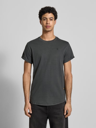 Męski model trägt Regular Fit T-Shirt mit Logo-Print Modell 'Lash' von G-Star Raw, bawełna, okrągły dekolt, długość tyłu 76 cm, Ganzkörperansicht von vorne