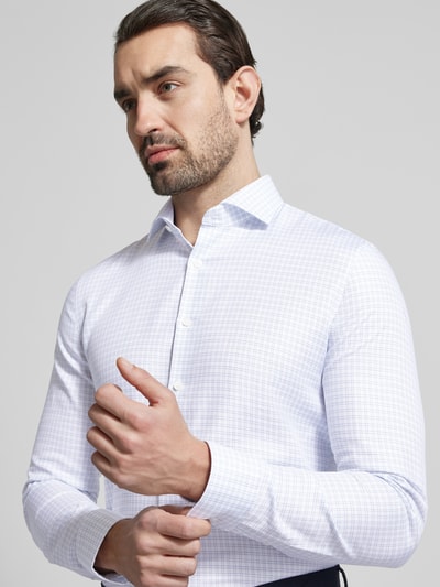 Męski model nosi Super Slim Fit Business-Hemd mit Kentkragen od OLYMP, bawełna, listwa guzikowa, długość tyłu w rozmiarze 40: 80 cm, szerokość ramion w rozmiarze 40: 44 cm, długość rękawów w rozmiarze 40: 67 cm, jasna kratka, widok na górną część ciała z przodu