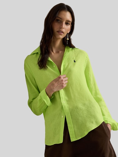 Vrouwenmodel draagt 'Hemdbluse aus reinem Leinen' van Polo Ralph Lauren in felgroen met knoopsluiting, losvallend, voorkant bovenlichaam close-up.