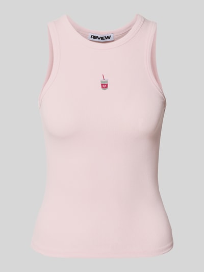 Produktfoto, Tanktop mit Rundhalsausschnitt von REVIEW in Rosa, eng anliegend, Feinrippstruktur, Baumwoll-Elasthan-Mix, Stickerei auf Brust
