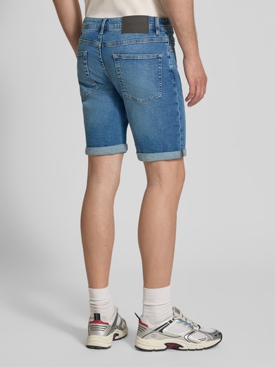 Männermodel trägt Regular Fit Jeansshorts aus Baumwoll-Mix Modell 'PLY' von Only & Sons in Denim-Optik mit Label-Patch, 5-Pocket-Design, Beinabschluss mit Umschlag, Ganzkörperansicht Rückansicht.