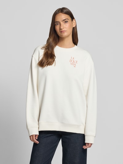 Modelka kobieca nosi białą bluzę Relaxed Fit Sweatshirt aus reiner Baumwolle Modell 'CLASSIC CREW_9' od HUGO, damska bluza, gładka faktura, widok całej sylwetki z przodu.