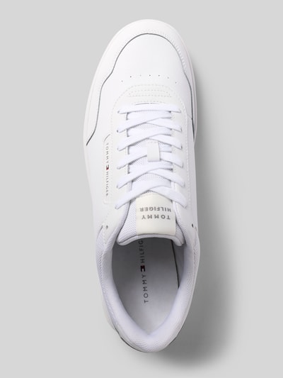 Produktfoto, Low Top Sneaker aus Leder-Mix von Tommy Hilfiger, unifarben weiß, runde Schuhspitze, flache EVA-Sohle, label print, sznurowanie, gładka faktura, materiał: skóra-mix