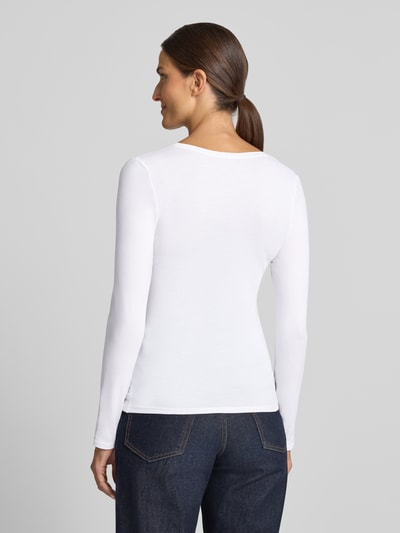 Vrouwenmodel draagt regular fit pyjama uit katoenmix van Polo Ralph Lauren, Dames pyjama, witte top, donkerblauwe broek, volledig van achteren.