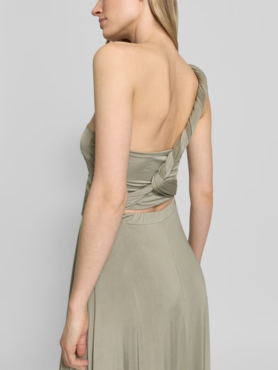Frauenmodel trägt Maxikleid mit tiefem V-Ausschnitt von Rose Avenue in Taillierter Schnitt, Rückseite mit gekreuzten Trägern, Taillenband, Rückenlänge bei Größe S: 135 cm, Einfarbig in gedecktem Grünton, fließender Stoff, Detailaufnahme Rückansicht.