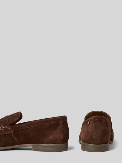 Produktfoto, Loafer aus echtem Leder mit Logo-Detail Modell 'Trip' von bugatti in Braun mit abgerundeter Passform, profilierte Sohle, Absatzhöhe 2 cm, Schafthöhe 8 cm, Schaftweite 6 cm, glatte und strukturierte Leder-Textur vor grauem Hintergrund.