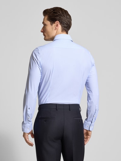 Männermodel trägt Slim Fit Business-Hemd mit Haikragen von Seidensticker, hellblau, Elastischer-Material-Mix, Knopfleiste, Ganzkörperansicht Rückansicht. Rückenlänge bei Größe 40: 76 cm, Schulterbreite: 44 cm, Ärmellänge: 67 cm.