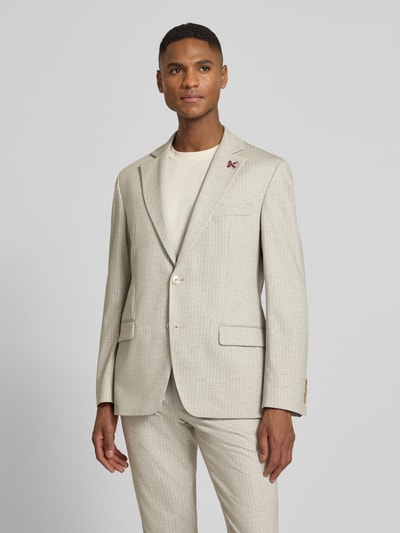 Männermodel trägt Slim Fit 2-Knopf-Sakko mit Pattentaschen von ATELIER TORINO im Beige-Ton, Material-Mix mit Baumwoll-Anteil, Reverskragen, Herren, Ganzkörperansicht von vorne, Rückenlänge 72 cm, Schulterbreite 45 cm, Ärmellänge 65 cm.