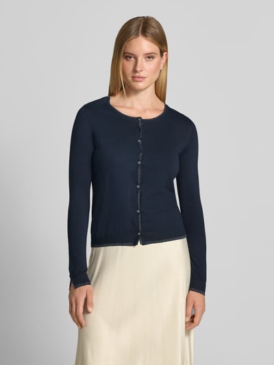 Kobiece model nosi Slim Fit Cardigan aus Viskose-Mix Modell 'MAGLIA APERTA' od Liu Jo White, krój slim fit, mieszanka wiskozy, listwa guzikowa, długość tyłu w rozmiarze S: 53 cm, długość rękawów w rozmiarze S: 61 cm, ciemnogranatowy, gładka struktura, widok całej sylwetki z przodu.