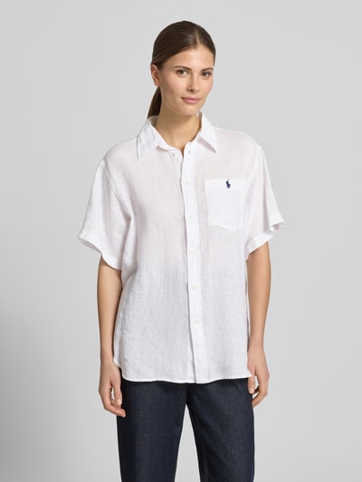 Frauenmodel trägt Oversized Hemdbluse aus reinem Leinen von Polo Ralph Lauren, weiß, Kurzarm, Logo-Stitching, Ganzkörperansicht von vorne.