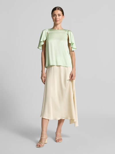 Frauenmodel trägt Regular Fit Satinbluse mit Cut-Outs Modell 'C_ILIZIA' von BOSS Orange, unifarben, kurzarm, reine Viskose, Ganzkörperansicht von vorne.