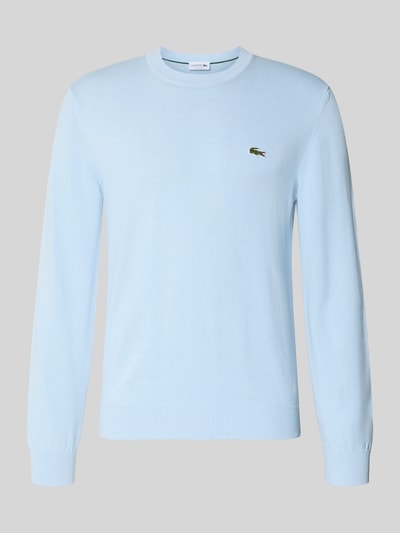 Produktfoto, hellblauer Regular Fit Pullover aus Baumwoll-Mix von Lacoste mit feiner Struktur und glatter Oberfläche vor grauem Hintergrund.