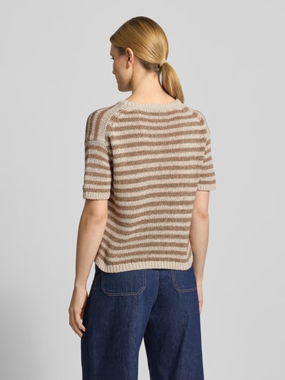 Frauenmodel trägt Loose Fit Pullover aus Baumwoll-Mix von Marc O'Polo, Optik:Allover-Muster, gestreift, Strick, Ganzkörperansicht Rückansicht.