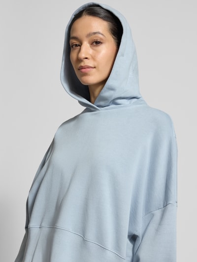 Frauenmodel trägt Relaxed Fit Hoodie aus reiner Baumwolle von Marc O'Polo, Optik: Unifarben, Label-Print, Kapuze, Sweat, Nahaufnahme Oberkörper.
