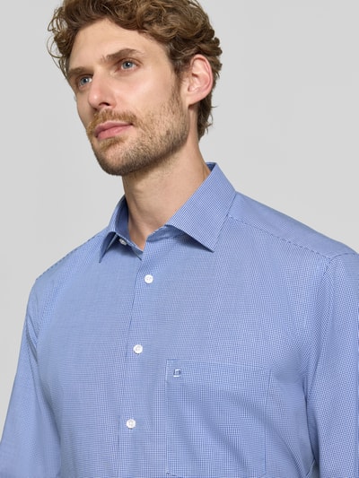 Mannenmodel draagt Comfort Fit zakelijk overhemd uit pure katoen van OLYMP, fijnblauw-wit geruit, Heren zakelijk overhemd, Nahaufnahme Oberkörper