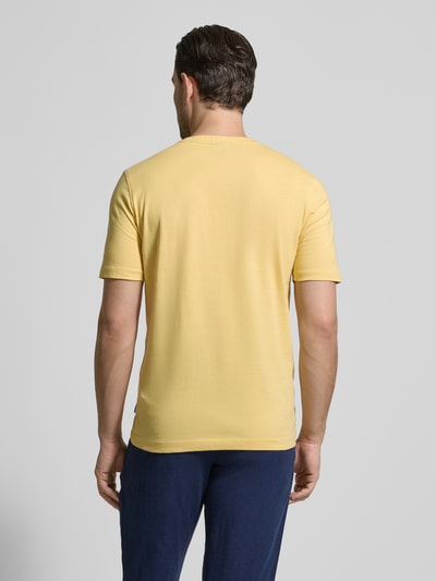 Mannelijk model draagt T-shirt met Label-Detail van bugatti in lichtgeel, puur katoen, recht model, ronde hals, ruglengte maat M 69 cm, Ganzkörperansicht Rückansicht.