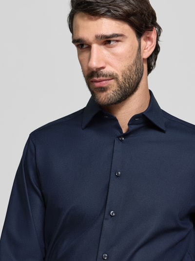 Männermodel trägt Regular Fit Business Hemd mit Kentkragen von Christian Berg Men in Dunkelblau, Baumwoll-Mix, Nahaufnahme Oberkörper.