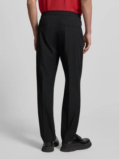 Mannelijk model draagt zwarte Stoffhose met elastische tailleband Modell 'NEIL' van Antony Morato, losjes gesneden, rugaanzicht.