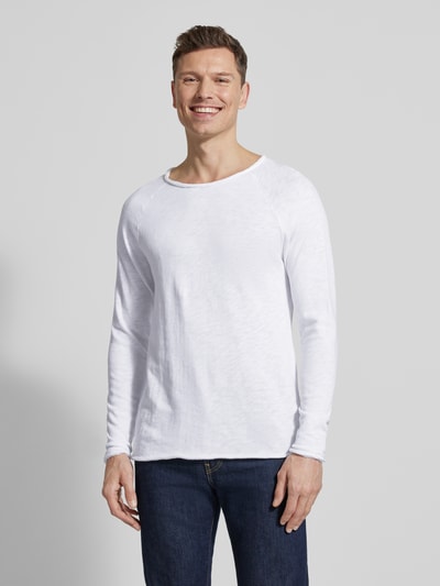 Männermodel trägt Longsleeve mit Rollsaum Modell 'SONOMA' von American Vintage, reine Baumwolle, gerade Form, Nahaufnahme Oberkörper.