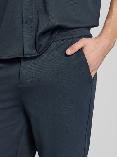 Männermodel trägt Regular Fit Bermudas Modell 'ADRIAN' von Blend aus Material-Mix mit Viskose-Anteil, Eingrifftaschen, Nahaufnahme Oberschenkel.