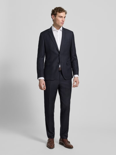 Męski model nosi Regular Fit Businesshemd aus Baumwolle mit Kentkragen Modell 'JOE' od BOSS, jednofarbowy, długi rękaw, całościowy wzór, widok całej sylwetki z przodu.