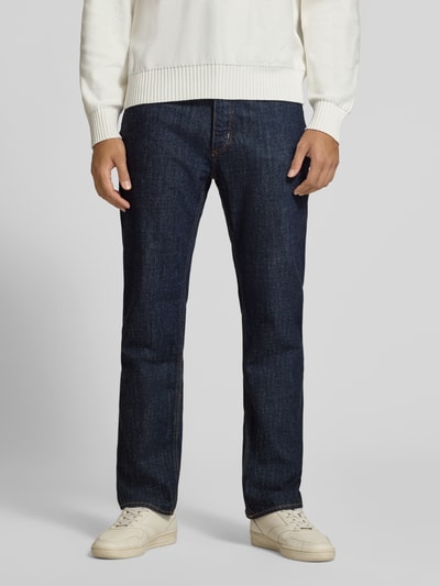 Männermodel trägt Straight Fit Jeans aus reiner Baumwolle Modell 'Jonah' von HUGO Blue, dunkles Denim, sichtbare Struktur, Nahaufnahme Oberkörper.