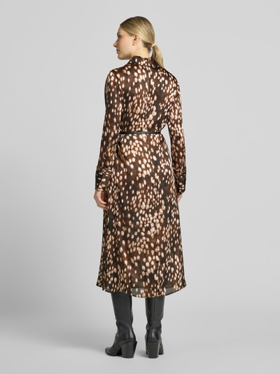 Frauenmodel trägt Hemdblusenkleid mit Gürtel Modell 'CAMILA' von MANGO, braune A-Linie mit Allover-Look, Midikleid, Rückansicht.
