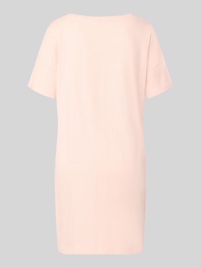Frauenmodel trägt Comfort Fit Pyjama aus Baumwoll-Viskose-Mix Modell 'Perfect Nights Nachthemd' von s.Oliver RED LABEL in zartem Rosa, glatte Oberfläche, Ganzkörperansicht Rückansicht. Damen Nachthemd von s.Oliver RED LABEL.