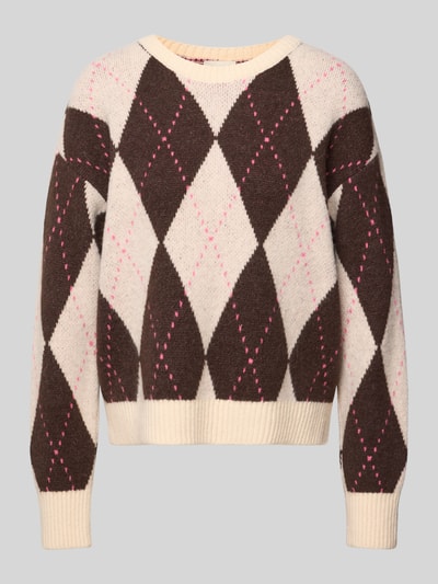 Produktfoto, Strickpullover im Allover-Look mit Rundhalsausschnitt von Milano Italy, mieszanka materiałów z domieszką alpaki, krój relaxed fit, wzór na całej powierzchni, okrągły dekolt, długość tyłu w rozmiarze S: 54 cm, długość rękawów w rozmiarze S: 55 cm, brązowo-kremowe romby z różowymi akcentami, miękka struktura dzianiny